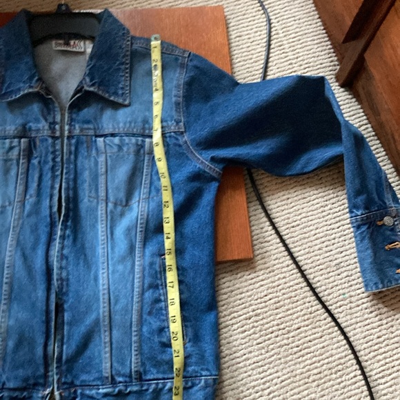 VINTAGE 90βs BILL BLASS FADED JEAN JACKET!
π at the cuffs!! Classic 90s. Med. - Picture 11 of 11